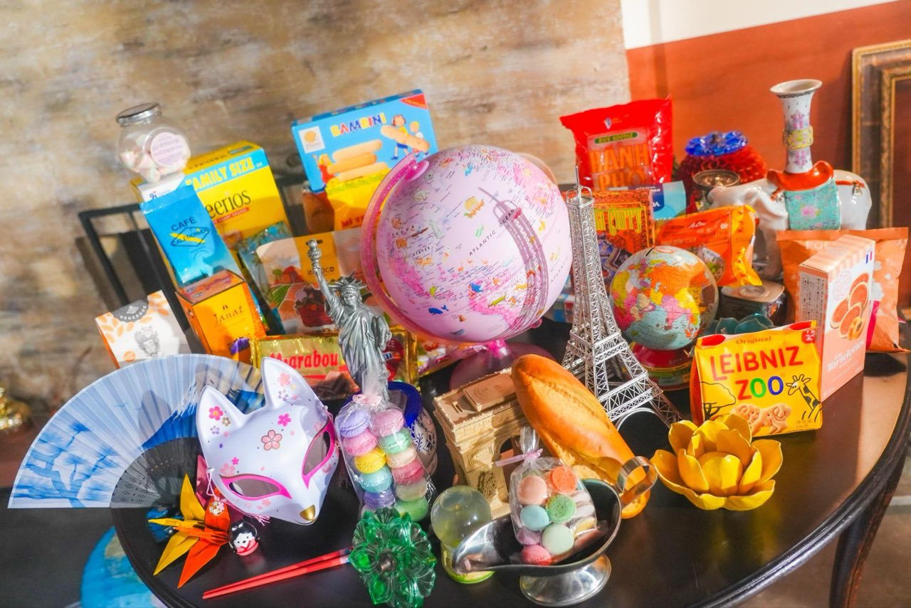 世界各国のお菓子や雑貨で彩られたMVセット